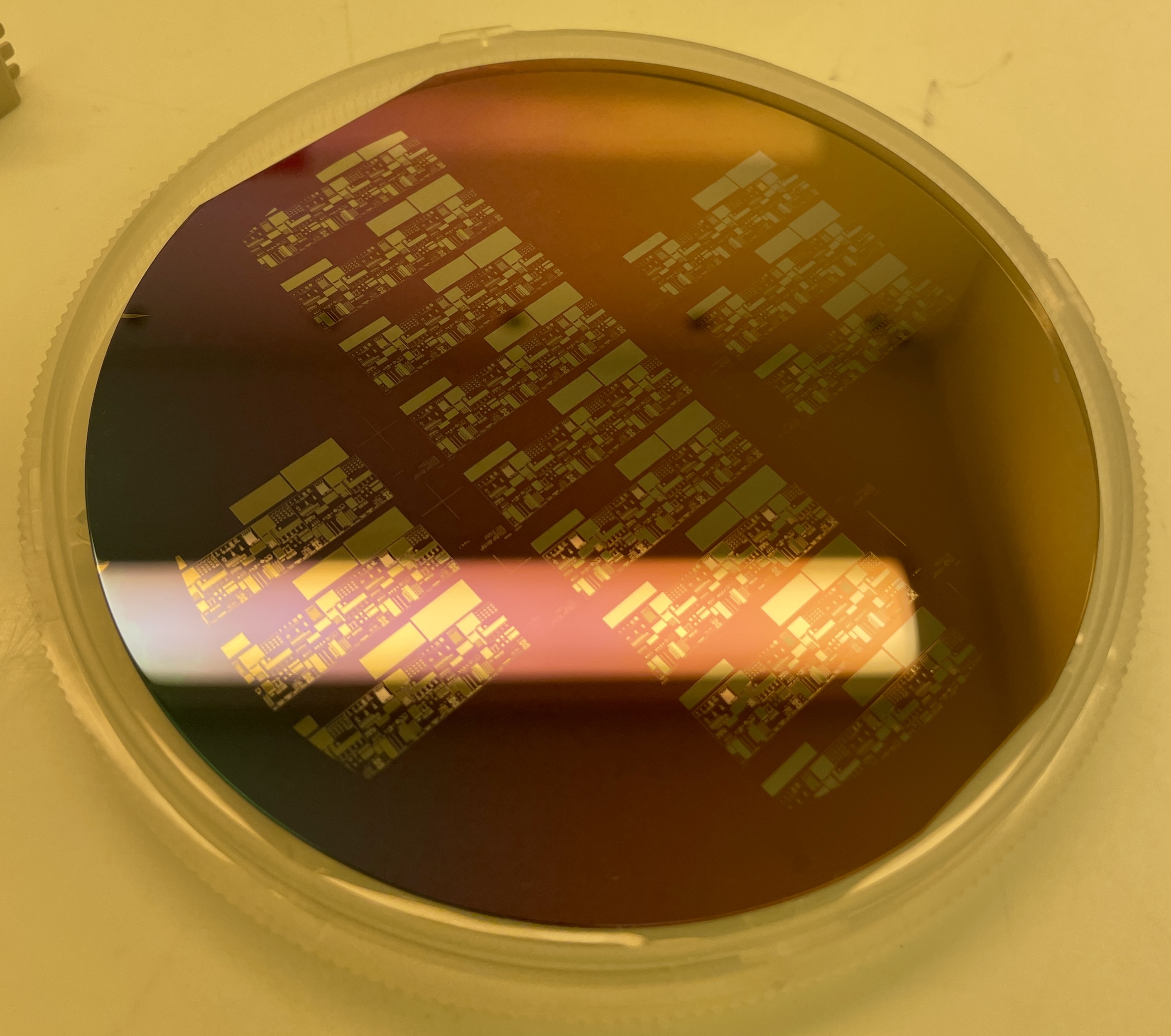 Oxidized silicon wafer with iridescent colors